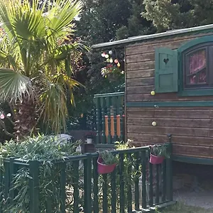 https://roulotte-des-alpilles.fr-provencehotel.com